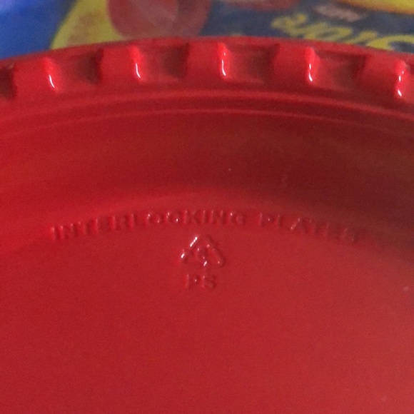 2 Packs of 15 Hefty Serve n Store 10.8” x 10” Plates (1 Red + 1 Blue) - Picture 15 of 15